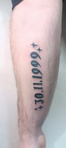 tatouage d'une date de naissance sur avant bras tatoueur sur Louhans, Chagny, Chalon-sur-Saône