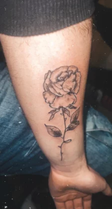 tatouage d'une fleur sur avant bras tatoueur sur Louhans, Chagny, Chalon-sur-Saône